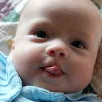 Ребенок показывает язык в 8 месяцев