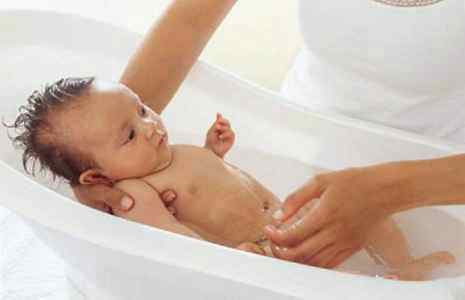 При какой температуре купать ребенка новорожденного