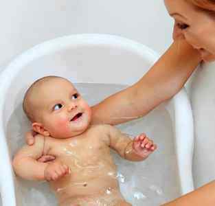 При какой температуре купать ребенка новорожденного