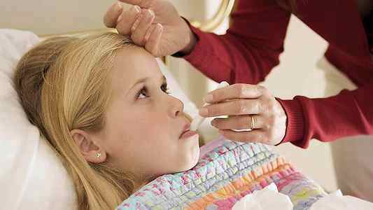 Чем лечить красное горло ребенку 2 года комаровский
