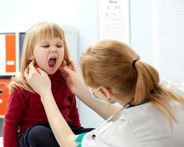 Чем лечить красное горло ребенку 2 года комаровский