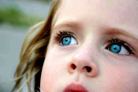 Частое моргание глазами у детей причины
