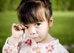 Почему ребенок часто моргает глазами после падения