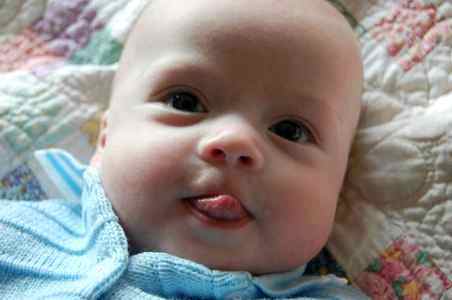 Почему ребенок показывает язык в 8 месяцев