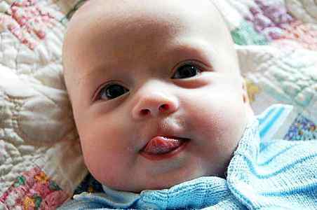 Ребенок 2 года высовывает язык комаровский