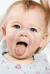 Ребенок 3 месяца высовывает язык и мычит