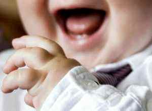 Ребенок 3 месяца высовывает язык и мычит
