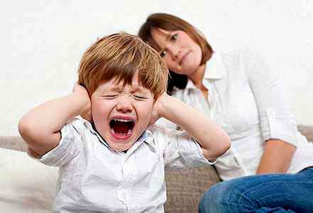 Как успокоить ребёнка при истерике 3 года