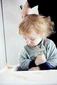 Ребенок подстриг волосы