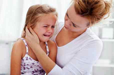 У ребенка сильно болит ухо как лечить